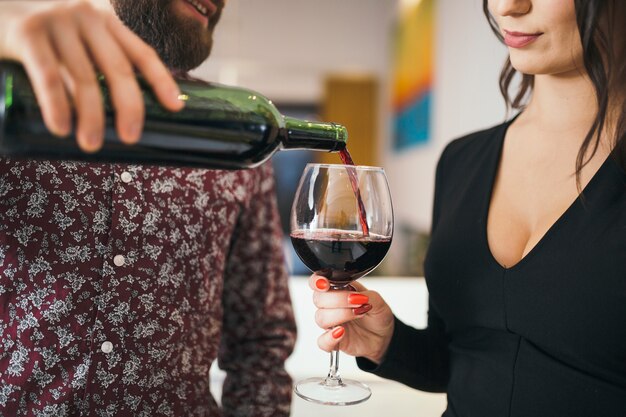 Uomo che serve vino per donna che ha data