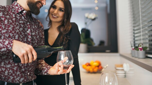 Uomo che serve vino per donna