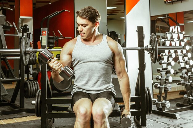 Uomo che si allena nella palestra locale