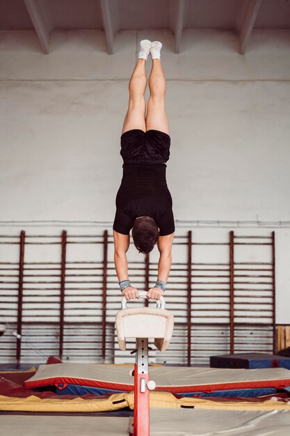 Uomo che si allena per il campionato di ginnastica