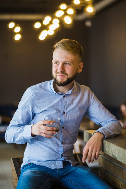 Uomo che si diverte a bere la sera nel ristorante