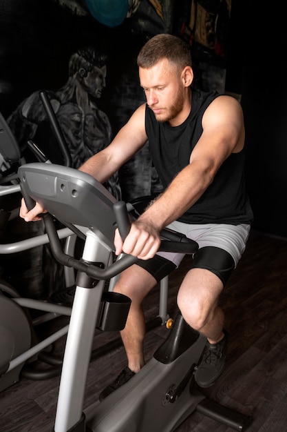 Uomo che si esercita in palestra a tutto campo