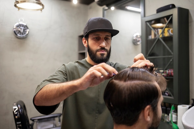 Uomo che si fa tagliare i capelli dal barbiere4