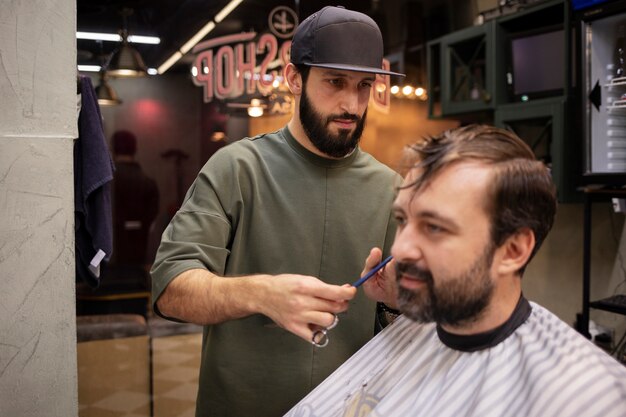 Uomo che si fa tagliare i capelli dal barbiere4