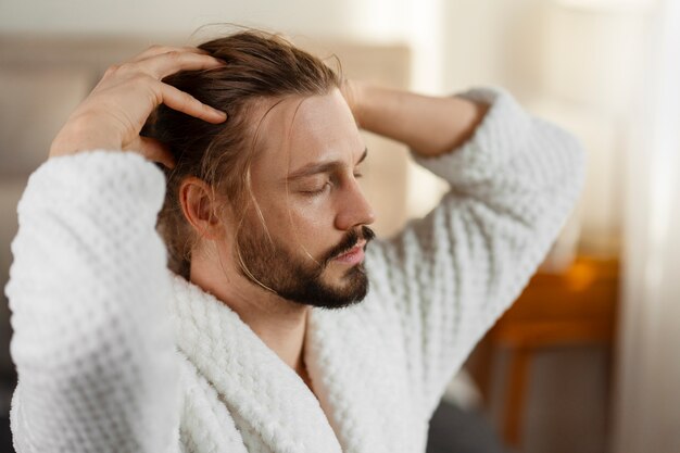 Uomo che si fa un massaggio al cuoio capelluto