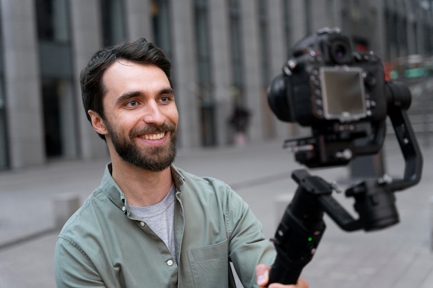 Uomo che si fa un selfie con la sua telecamera di notizie