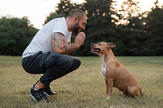 Uomo che si gode del tempo di qualità con il suo cane