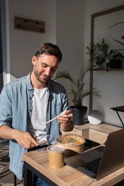 Uomo che si gode il cibo da asporto