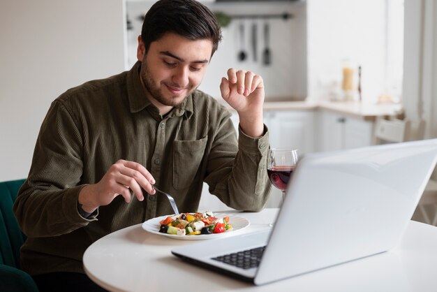 Uomo che si gode il suo appuntamento virtuale