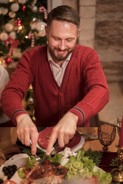 Uomo che si gode una cena di Natale con la sua famiglia