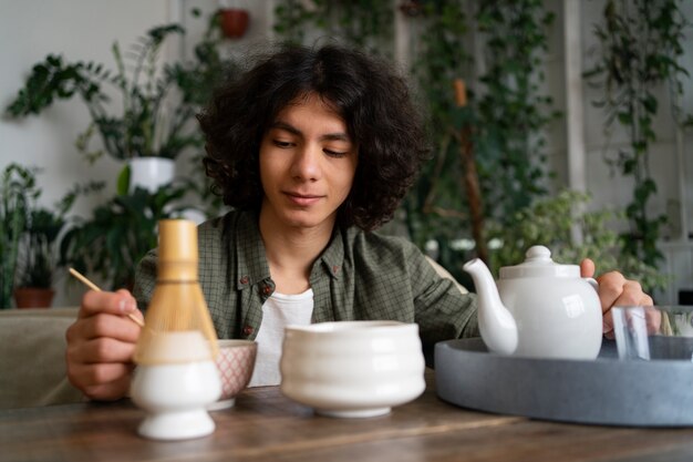 Uomo che si gode una tazza di tè matcha