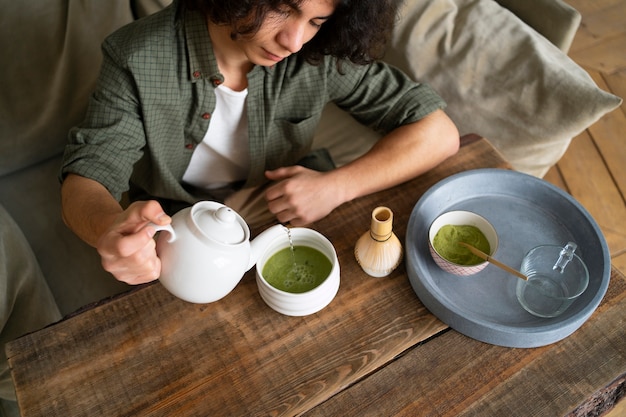 Uomo che si gode una tazza di tè matcha