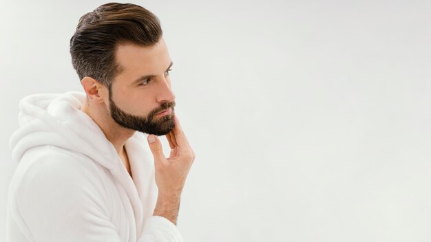 Uomo che si prende cura del suo viso a casa