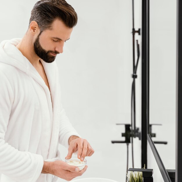 Uomo che si prende cura del suo viso a casa