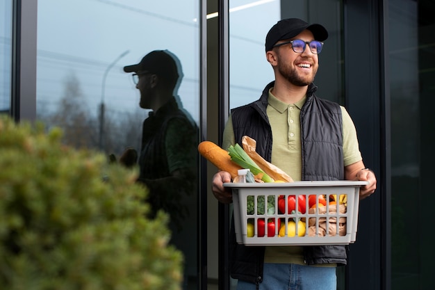 Uomo che si prende cura della casa consegnando generi alimentari