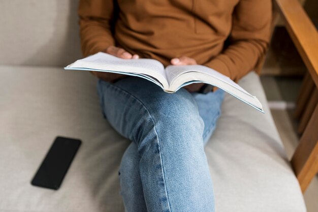 Uomo che si prende una pausa per leggere