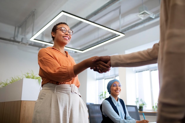 Uomo che si presenta ai datori di lavoro al colloquio di lavoro in ufficio