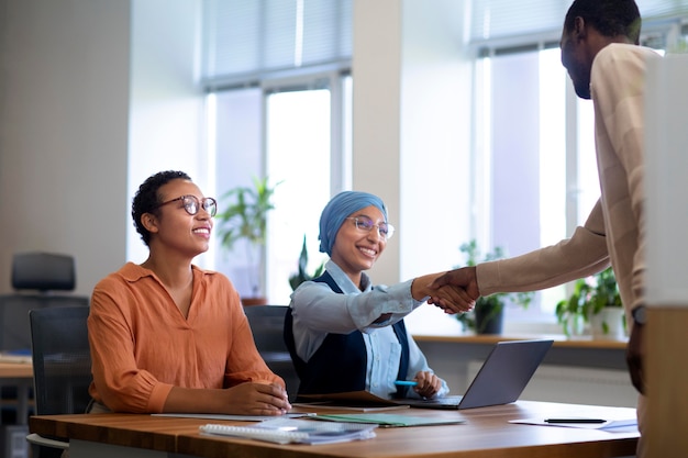 Uomo che si presenta ai datori di lavoro al colloquio di lavoro in ufficio