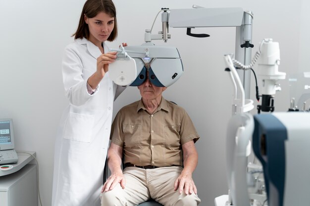 Uomo che si sottopone a un controllo della vista in una clinica di oftalmologia