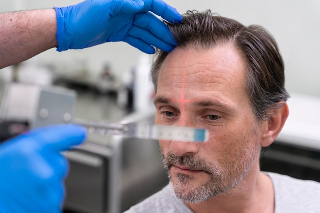 Uomo che si sottopone a un trattamento per la caduta dei capelli