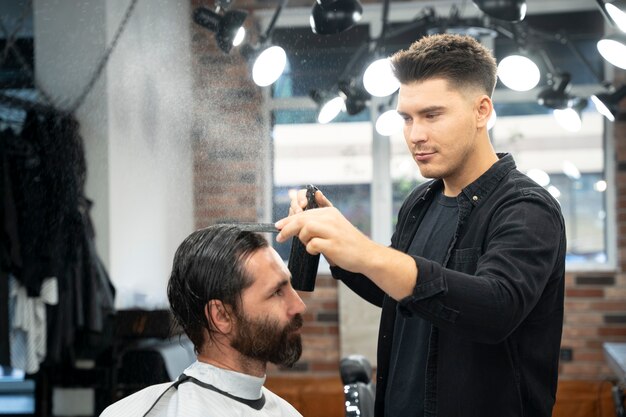 Uomo che si taglia i capelli da vicino