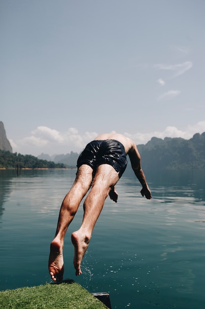 Uomo che si tuffa nell&#39;acqua