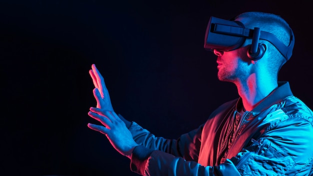 Uomo che sperimenta la realtà virtuale con il dispositivo