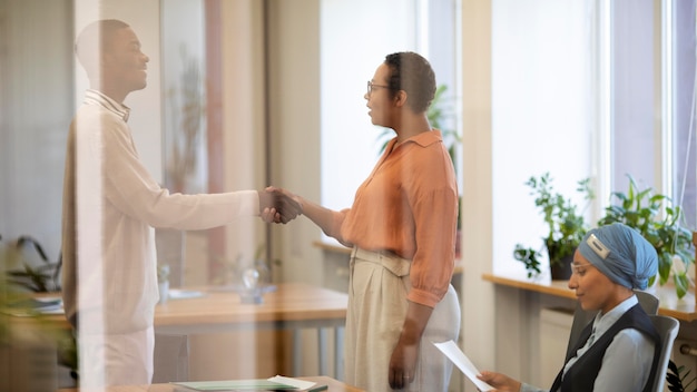 Uomo che stringe la mano al suo datore di lavoro prima del colloquio