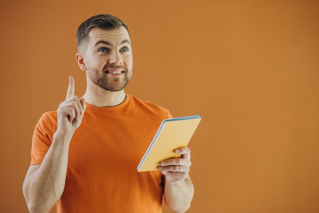 Uomo che studia alla scuola di teatro isolato in studio