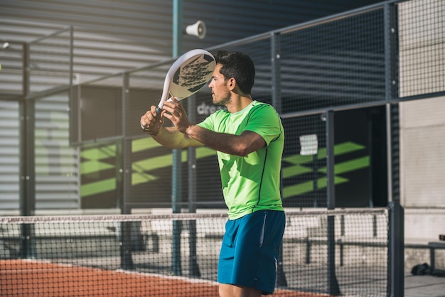 Uomo che suona il padel