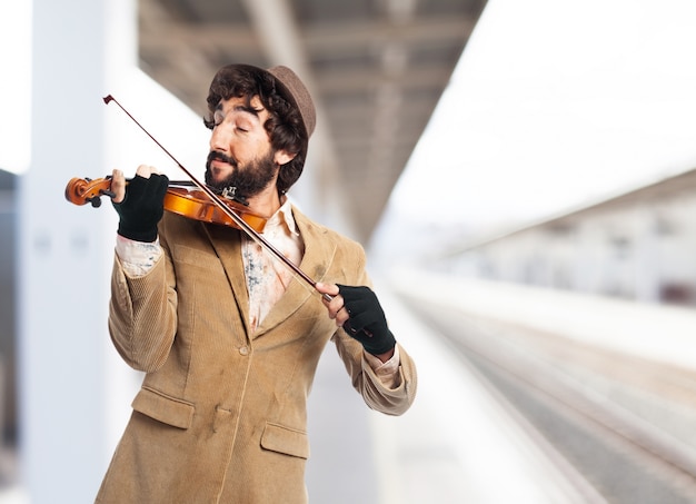Uomo che suona il violino