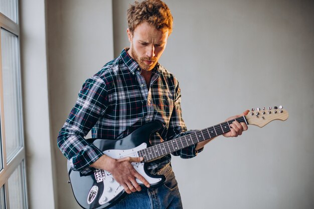 Uomo che suona la chitarra da solo