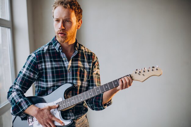 Uomo che suona la chitarra da solo