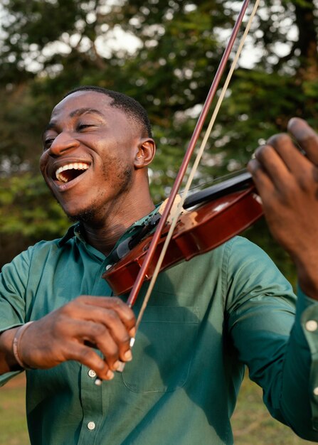 Uomo che suona uno strumento sulla giornata internazionale del jazz