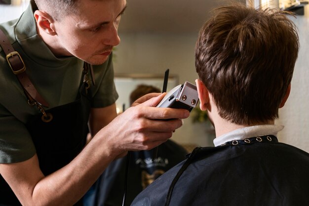 Uomo che taglia i capelli di un cliente