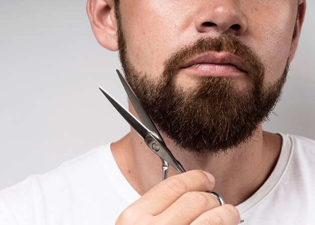 Uomo che taglia il suo primo piano della barba