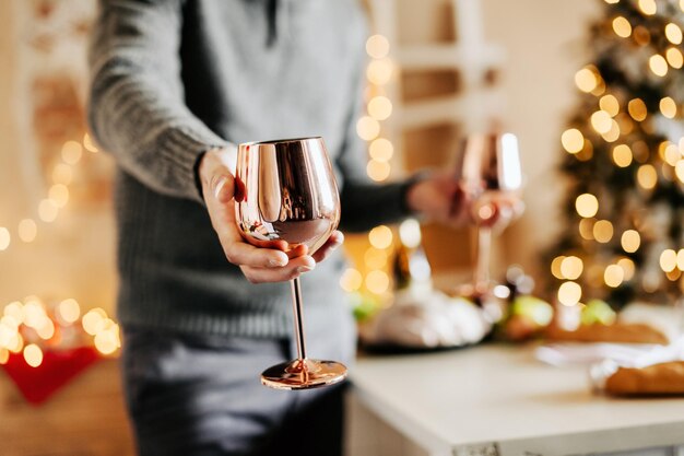 Uomo che tiene gli occhiali e festeggia