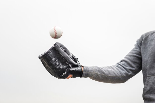 Uomo che tiene il guanto e lanciare il baseball