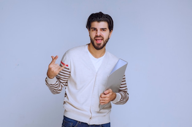 Uomo che tiene la cartella del progetto e che sembra soddisfatto.