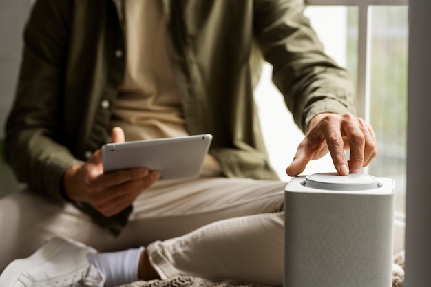 Uomo che tiene la vista frontale del tablet