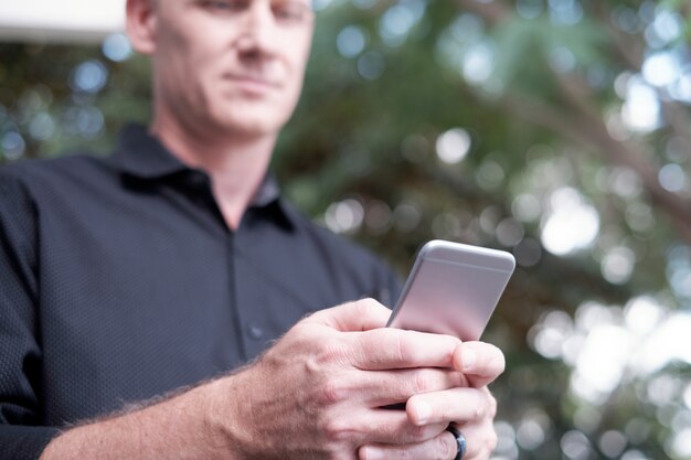 Uomo che tiene smartphone