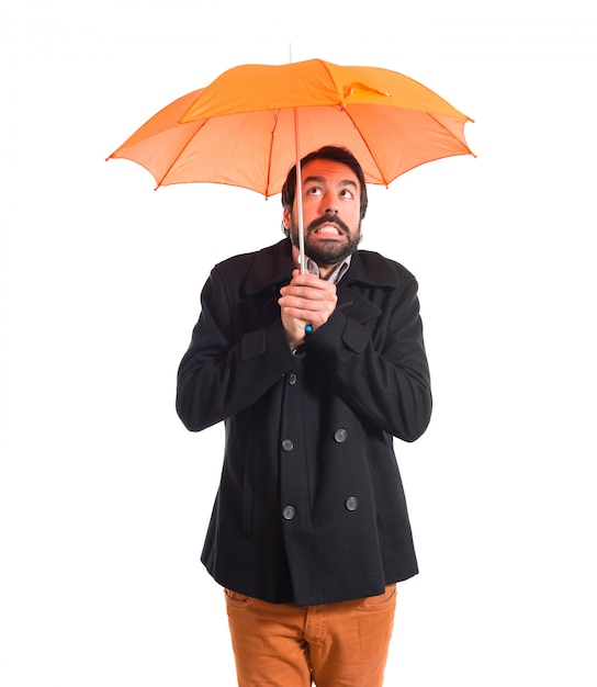 Uomo che tiene un ombrello su sfondo bianco
