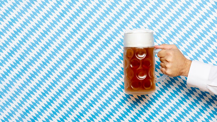Foto gratuito uomo che tiene una birra con uno sfondo a disegno