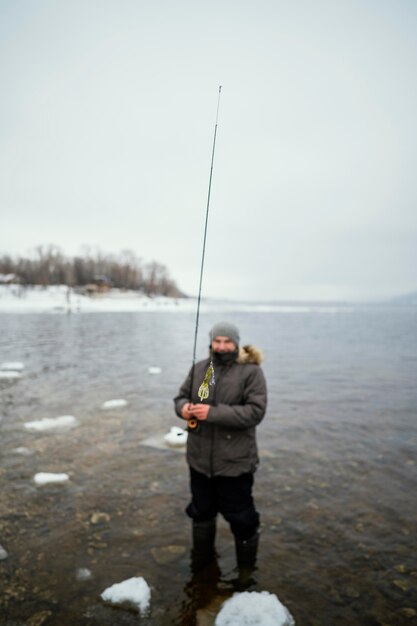 Uomo che tiene una canna da pesca