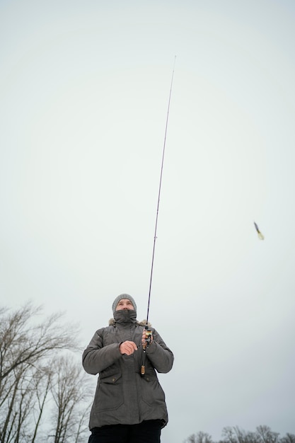 Uomo che tiene una canna da pesca