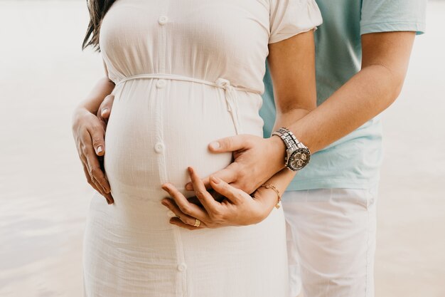 Uomo che tiene una donna incinta