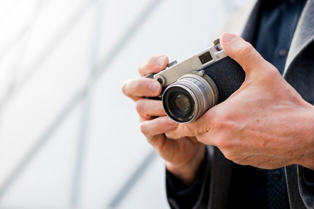 Uomo che tiene una macchina fotografica