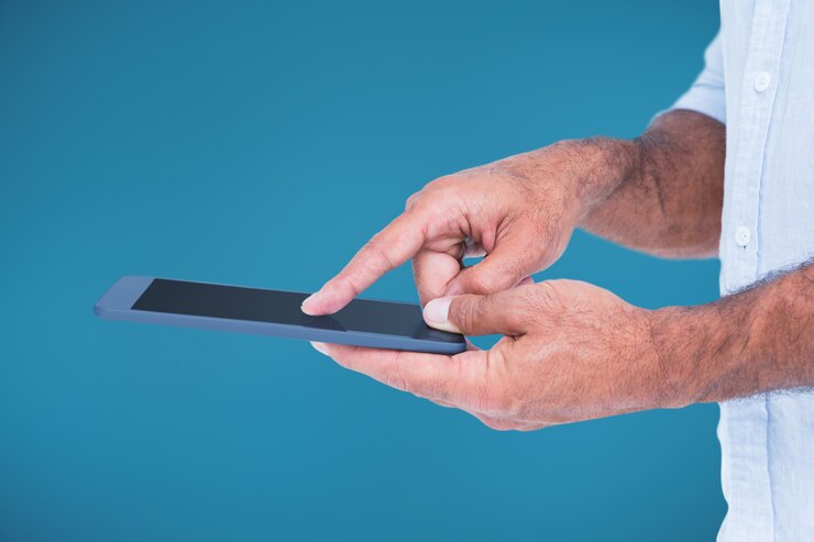 Foto gratuito uomo che tocca il suo tablet