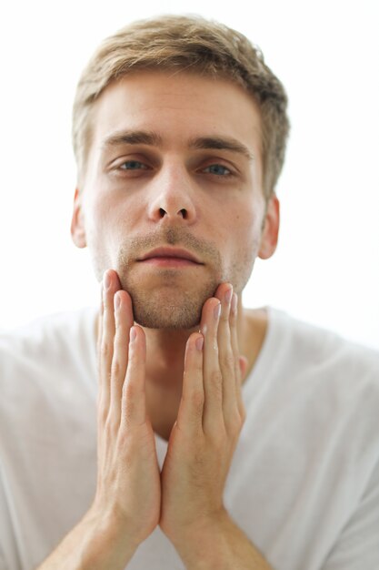 Uomo che tocca la barba, pronto per la rasatura.