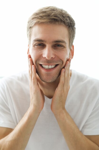 Uomo che tocca la barba, pronto per la rasatura.